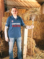 Old man gets wet pussy to please