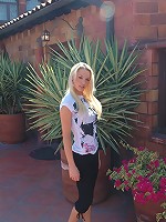 Kelly strips off her shirt outside!