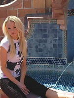 Kelly strips off her shirt outside!