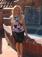 Kelly strips off her shirt outside!