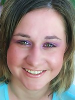 Young plumper spreads her pussy for boyfriend\'s dick