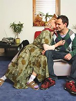 He returns her cell phone and she gives him access to her old pussy in exchange for his kindness