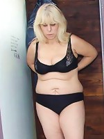 She just had to let him fuck her sexy old pussy all he wanted in the grass