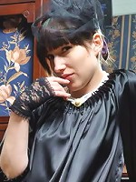 I love this intense black look. It goes so well with the intimate crimson things of mine