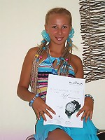 Did you see the fashion magazine in Karolina's hands? Oh… You are looking at her deep tanned body!