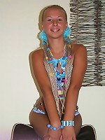 Did you see the fashion magazine in Karolina's hands? Oh… You are looking at her deep tanned body!