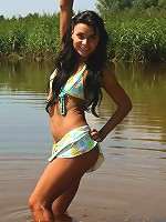 Sexy teen gets naked at the beach