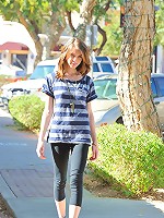 Allie in capri tights gets naked in public