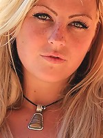 Kelly spreads her pussy at the pool