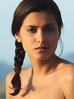 Bianca | Sun on the Hills