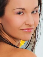 Nubiles.net Sara Lynn - Nubile Sara Lynn pleasures her tender pussy hole with a brush