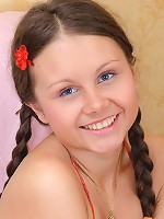 Teen uses Magic Wand to satisfy her clit