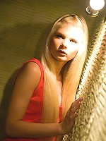 Teen model shows off her amazing body in artistic pics