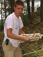 Amateur teen Claudia got her ass fucked in the forest