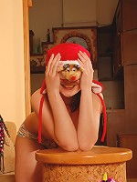 Cute teen Daria strips and shows her body