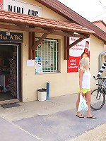 teen fucks a guy behind a buildin